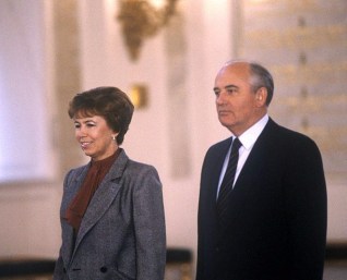 800px-rian_archive_855139_raisa_gorbachev_and_mikhail_gorbachev_during_the_official_farewell_to_maumo_koivisto.jpg
